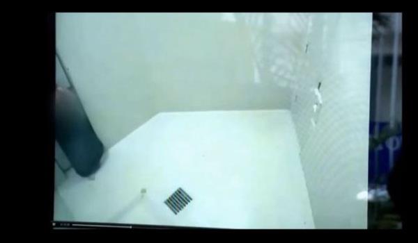 Kaydn ilerleyen dakikalarnda hcrenin kaps aralanp kadna battaniyeye benzer bir rt veriliyor. Ancak avukat Landenwich mvekkilinin zerine sklan kimyasalla yaklak 40 dakika boyunca rlplak tutulduunu ve bunun vcuduna zarar verdii belirtiyor.