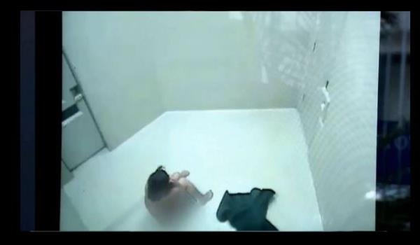 Hcrede tuvalet bulunmadndan ieride bulunan kiilerin tuvaletini, yerde bulunan gidere yapmak zorunda brakld, dier grntlerde baka kiilerin de rlplak soyularak saatlerce ieride bekletildiini ve tahliyelerinin ardndan hibir temizlik ileminin yaplmadn belirten avukat Landwich, bunun byk bir salk tehtidi olduunu belirtiyor.