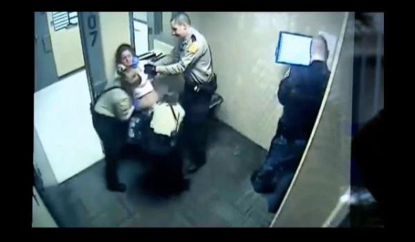 Polislerin yazd raporda Gentry'nin sarho olduu ve kfr ettii belirtilse de uygulanan mdahalenin insanlk d olduunu belirten avukat bunu doru olmadn sylyor.