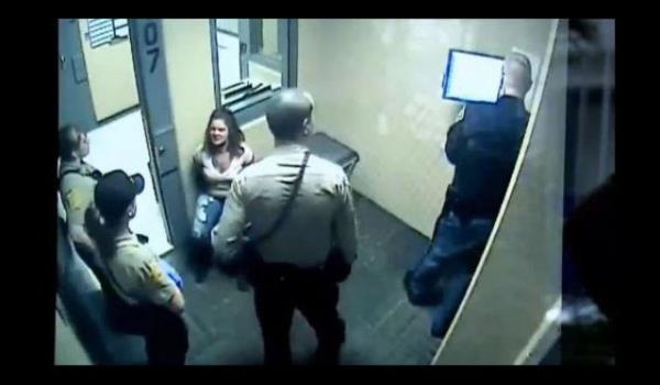 Karakolda drt memurun yannda grlen Gentry, birka dakika sonra grevliler tarafndan itilip kaklmaya balyor.