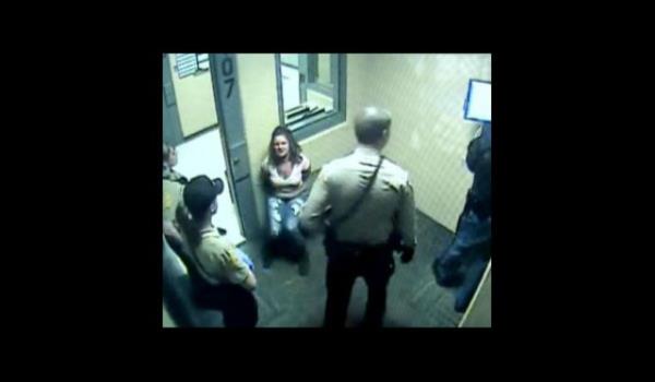 Amerika'nn Indiana eyaletinde yaayan 4 ocuk annesi Tabitha Gentry, polisten grd iddet sebebiyle dava amaya hazrlanyor. Avukatnn elindeki gvenlik kameras kaytlar da korkun gerei gzler nne seriyor.