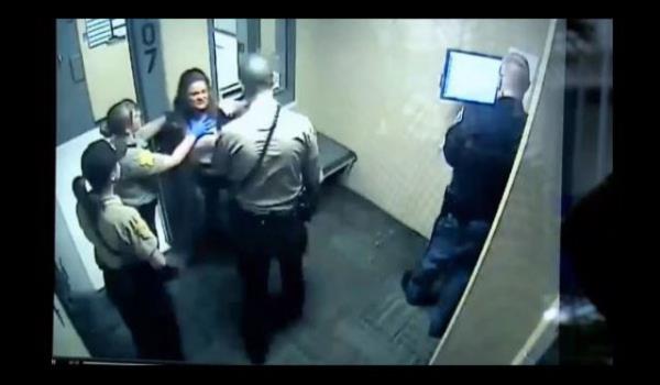 Gentry'nin avukat, video kaydnda ses olmad iin arada szl bir tartma yaanp yaanmad konusunu, mvekkilinin jest ve mimiklerinden mmkn olmadn sylyor.