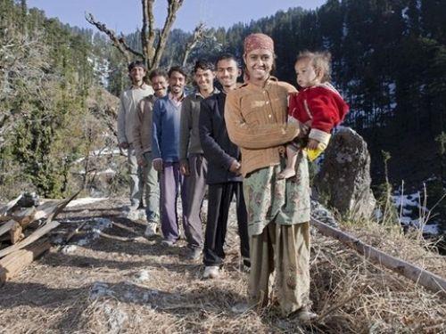 <p><b>Be kocal Verma </b></p>    Hindistan'n kuzeyindeki Dehradun ehrinde yaayan 21 yandaki Rajo Verma'nn tam be kocas var. Ve bu be adam karde. Verma, ilk olarak grc usulyle 21 yandaki Guddu ile evlenmi, ancak daha sonra damadn drt kardei de gen kadnla iliki yaamaya balam. imdi tek odal bir evde birlikte yaayan ailenin bir de olu var. Rajo Verma "ocuun babasnn kim olduunu bilmiyorum, ancak bunun bir nemi de yok" diyor.