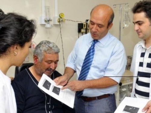 <p><b>YOK ARTIK! </b></p>    <br>Kulandan kanlar hayrete drd </br>  Kayseri'de 52 yandaki iftinin, sinein larva brakt iltihapl kulandan 25 adet kurt karld. ER Tp Fakltesi Kulak Burun Boaz Anabilim Dal retim yesi Prof. Dr. smail Klahl, Aydn'n kulandan 25 adet kurt kard.