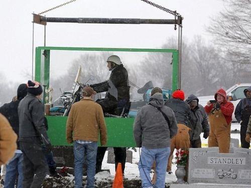 82 yanda akcier kanserinden yaamn yitiren Billy Standley, onu son isteini yerine getirdi ve, ok sevdii 1967 model Harley Davidson motosikleti zerinde gmld...
