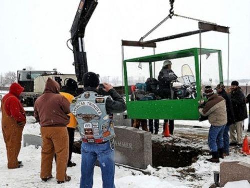 Bunu yapabilmek iin Standley mumyaland ve cam bir tabut iinde gmld.