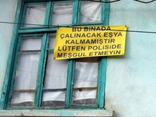 <p><b>Vatanda sonunda isyan etti... </b></p>    <br>Evine 4'nc kez hrsz girince? </br>  Konya'da evine 4 kez hrsz giren kii, ikinci kat penceresine, "Bu binada alnacak eya kalmamtr. Ltfen polisi de megul etmeyin" yazl pankart ast. Merkez Meram ilesinde yaayan Mehmet Peker, evine farkl tarihlerle 4 kez hrsz girdiini syledi.