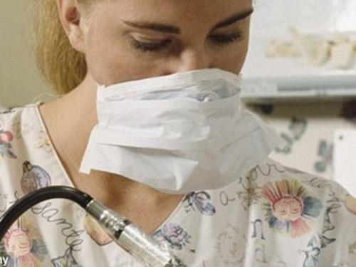 <p><b>ntikamn Bylesi ! </b></p>  Polonyal bayan di hekimi 34 yandaki Anna Machkowiak, kendisini bir bakas iin terk eden eski erkek arkadandan ald intikam yznden 3 yl hapis yatma tehlikesi ile kar karya. Marek Olszewski, dilerinden sknt yaaynca eski kz arkada, di hekimi Anna'nn muayenehanesine gider. Marek'i gren Anna, yardm edeceini belirterek eski erkek arkadan koltua oturtur. Ar dozda uyuturucu yapt Marek'in btn dilerini tek tek skp, skt yerleri bandajlayan Anna, 12 saat sonra bandajlar skmesini syledii Marek'i evine gnderir. Marek ise bandajlar sktnde grd manzara karsnda oka girer ve soluu poliste alr.