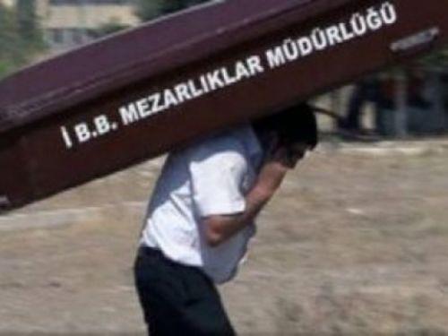 <p>Srtnda tabutla adres arad </p>  zmir'in ili ilesinde meydana gelen intihar olayna gitmek isteyen cenaze aracnn ofr, elinde telefon srtnda tabut adres arad. Olay yerinin yerleim yerlerine uzak olmas ve ssz bir blgede olmas cenaze ileri ekiplerine de zor anlar yaatt. Byk bir tarlann ortasnda bulunan binaya ulamakta zorlanan cenaze ileri grevlisi, srtnda tabut, elinde telefonla adres arad.