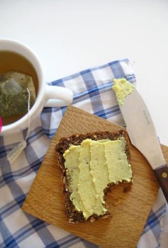 Doymu ya; Harvard'da yaplan aratrmalar doymu ya oran yksek beslenmenin beyin fonksiyonlarna zarar verdiini gsteriyor. 6000 kadn zerinde yaplan ve drt yl sren aratrma, doymu ya ile beslenenlerin hafzasnda zayflama olduunu, zeytinya, avokado gibi salkl yalarla beslenenlerinse hafzasnda glenme olduunu gsteriyor.