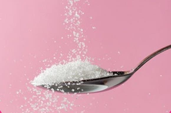 ekerin harika bir tad olduunu inkar edemeyiz. Ama salk iin fazlasnn ne kadar zararl olduunu da iyi biliyoruz. eker dengenizin ayarlanmasna dikkat etmeli ve kontroll olmalsnz. Fazla eker hem sizi arlatrr, hem de beyin fonksiyonlarnz kilitler. UCLA niversitesi'nde yaplan aratrmalar fruktozun beyin aktivitelerini yavalattn, hafzay zayflattn ve insan aptallatrdn gsteriyor.