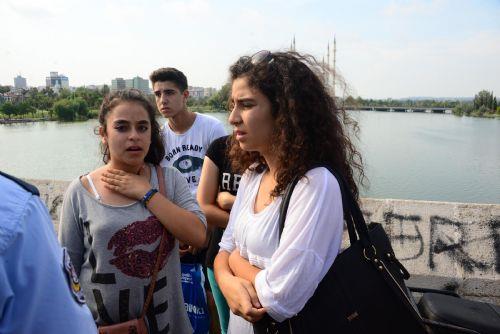 Aye A.'nn Ta Kpr?de babasn grnce kendini Seyhan Nehri'ne att ne srld. evredeki vatandalarn nehre birinin atladn haber vermesi zerine olay yerine ambulans, polis ve Bykehir Belediyesi Arama Kurtarma Ekipleri geldi. Nehirdeki kayklarn da yardmyla yaklak yarm saat aramann ardndan kz sudan karld.