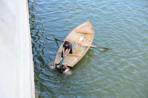 Bu arada, su alt polisi beklenirken Seyhan Nehri'nde temizlik grevlisi olarak grev yapan brahim Pskller arkada ile kaya binerek kpr ayaklarna kadar geldi.