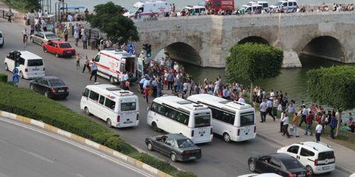 Kzn ararken Takpr zerinde bir kalabalk olduunu ve polislerin de olduunu gren Zafer A. kpry doru gitti. Burada 16 yalarnda bir kzn kprden Seyhan Nehri'ne atlayarak intihar giriiminde bulunduunu rendi.