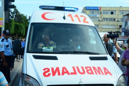Salk ekipleri ambulansta Aye A.'ya kalp masaj yapmaya balad. Hayati tehlikesi olan kz daha sonra Adana Devlet Hastanesi'ne kaldrld.