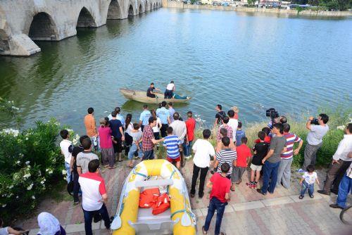 Pskller burada kyafetini kartp kzn dt yere atlad. lk nce Pskller kz bulamad ancak ikinci dalmasnda kz bularak kartp kaya koydu. Pskller hemen kz ters evirip yuttuu suyu kartmaya bir taraftan da kaykla kyya ambulansa gtrmeye balad.