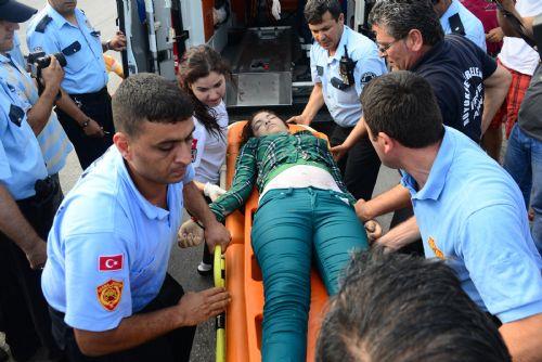 Ksa srede kz kyya ambulansa yetitiren Pskll insanlk grevini yaptn belirterek, 'Kz yaarsa ok mutlu olacam' dedi. Bu arada baba da ambulansa gelerek kznn kurtulmas iin dua edip gzyalarna bouldu.