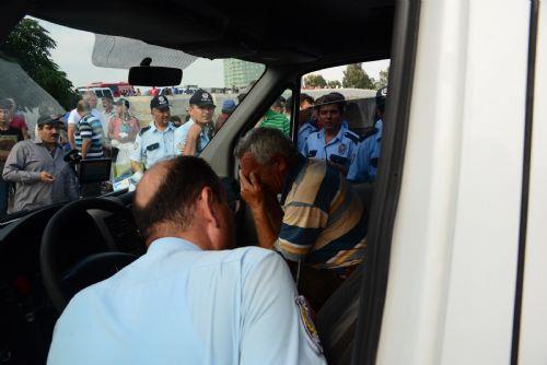 Sezgi Malgaf fotoraf grnce, 'Bu kzd atlayan. Koup tutmak istedim tam beline sarlacakken atlad. Tutamadm' dedi. Bunun zerine baba yklarak gzyalarna bouldu. Kz kurtaramayan bir gen kz da gzyalarna bouldu.