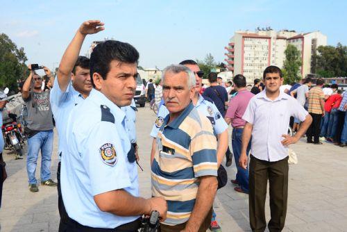 Bunun zerine polise kznn 10 gn nce kaybolduunu ve 16 yanda olduunu syleyerek fotoraflarn gsterdi. Polis kz atlamadan nce gren ve kurtarmaya alan Sezgi Malgaf ve 2 kz arkadann yanna gtrd.