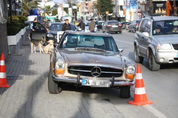 Garajndaki ok sayda lks otomobili bulanan Cem Ylmaz, imdi de klasik otomobillere merak sard.