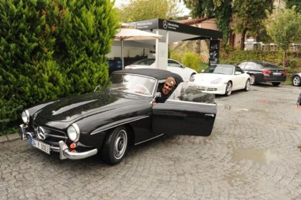 Ylmaz evinin garajna smayan klasik otomobilleri iin Etiler'de otopark kiralamt.