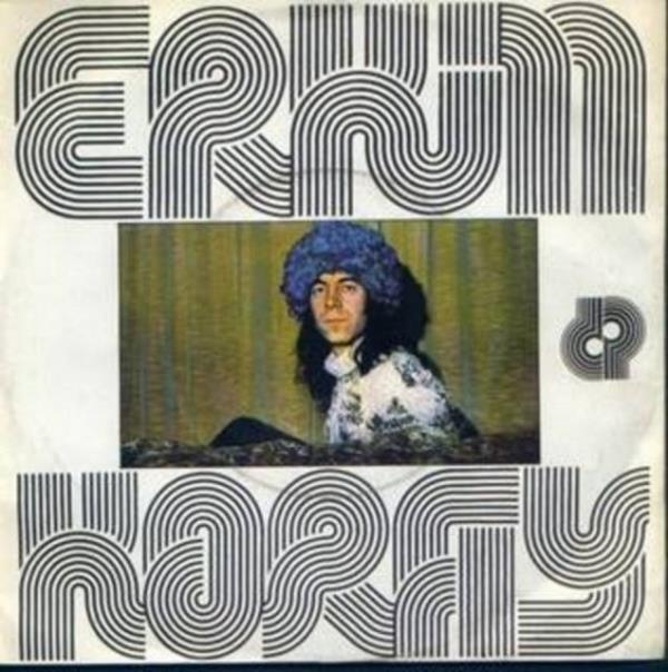 Kt ve abartl bir ekilde hazrlanan albm kapaklarnn arasnda ok nl yldzlarn albmleri de yer alyor.