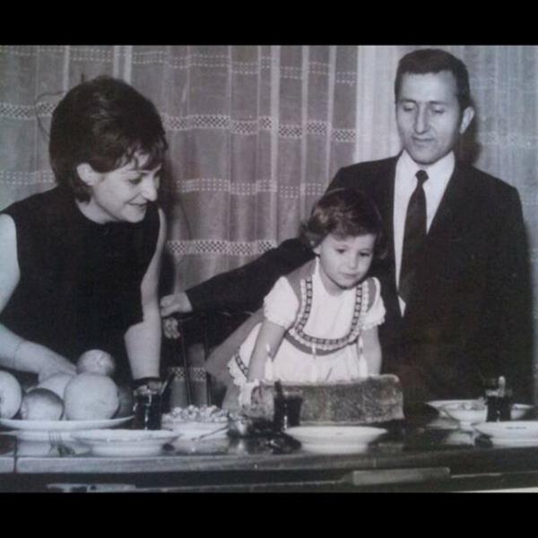 <br>ARMAAN ALAYAN</br> Babam ve annem. kzkardeimin doum gn kutlanyor. zledim baba. Hem de ok. Insan baz eylerin deerini ok ge anlyor. Baz eyleri ok ge fark ediyor. Belki ben de ge kalanlardanm.