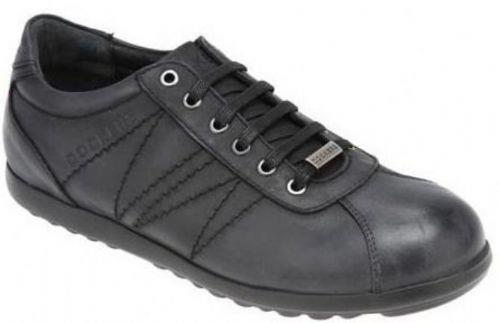 e yeni balam, "Anne ben takm elbisenin altna ne giyeceim" deyince annesinin ilk i gidip ald, hayatta kendi kararlarn veremeyen, dz insan ayakkabs