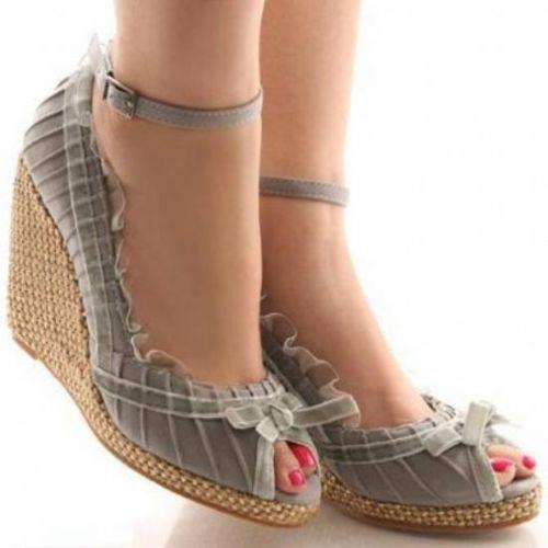 Bahar gelince ilk ii diz altna kadar uzanan elbise giymek olan, beyaz tenli, sertifika peindeki, gne gren renci ayakkabs