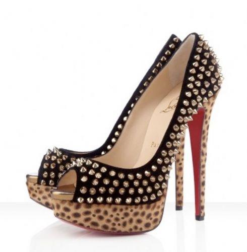 Bir eyin moda olduunu duyunca, topuklu ayakkab giyen kz ayakkabs