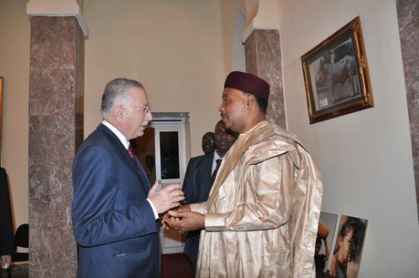 UNESCO ve Harvard niversitesi'ndeki grevlerinin yan sra mill ve uluslararas birok bilim kurumunun yesi olan hsanolu, bilim ve eitim tarihine katk ve hizmetlerinden dolay birok dl ald.