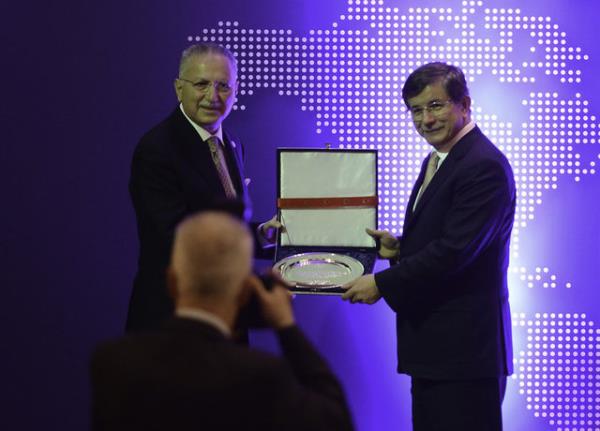 <p><b>Ekmeleddin hsanolu kimdir?</b></p>  1943 ylnda Kahire'de doan hsanolu'nun bilim tarihi, Trk kltr, slam dnyas ve Bat dnyas ilikileri ve Trk-Arap ilikileri hakknda deiik dillerde ok sayda Kitap, makale ve teblii bulunuyor.