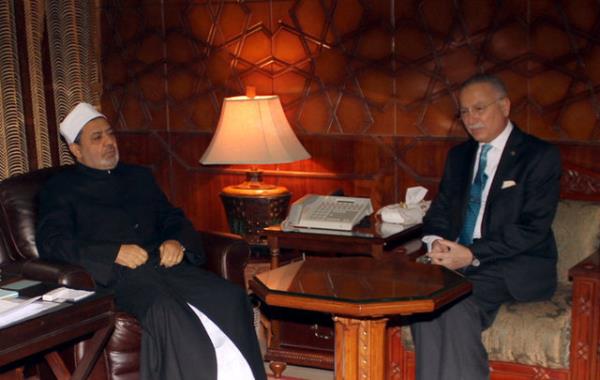 hsanolu, Msr Ayn ems niversitesi Fen Fakltesi'nden mezun olduktan sonra El Ezher niversitesi'nde akademik hayata balad.