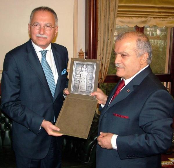 Devlet stn Hizmet Madalyas sahibi olan hsanolu evli ve 3 ocuk babas.