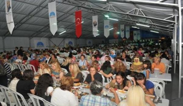 Arapa kkenli bir szck olan Ramazan, "Ramaza" (ok scak olma) kknden gelir...