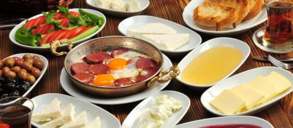 Uzmanlar sahuru erken kahvalt gibi dnerek gn boyunca tok tutacak, kan ekerinizin dzenli seyretmesini salayacak protein ierii yksek besinlerden oluan bir kahvalt hazrlanmanz tavsiyesinde bulunuyor...