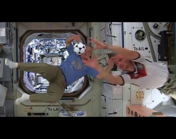 Wiseman, getiimiz gnlerde de uzayda ekilen ilk 'vine videosu'nu takipileriyle paylamt.