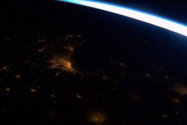 Son zamanlarda Twitter hesabn ok aktif kullanan Wiseman, ara ara eitli fotoraflar da ekip aaya (dnyaya) yolluyor.