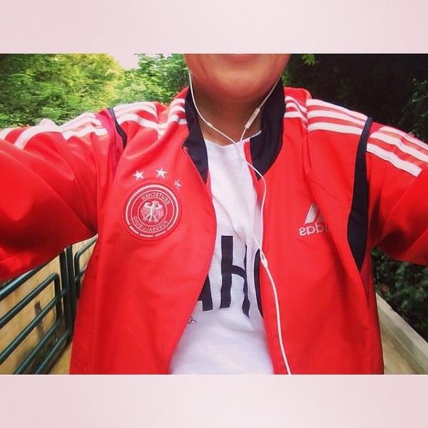 DEMET AKALIN  <br>nsan niye Alman Milli takm eofman hemde erkek reyonundan cvp rengi ok gzel gnaydn yryelim arkdlar oturmktan kimseye fayda yok</br>