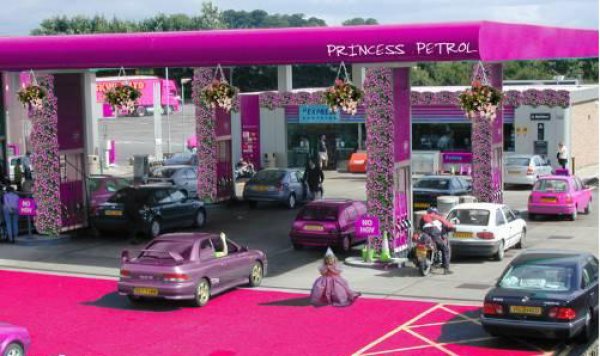 "Dnyaya kadnlar hkmetseydi ne olurdu?" sorusuna yant aradk... Ortaya elenceli kareler kt..