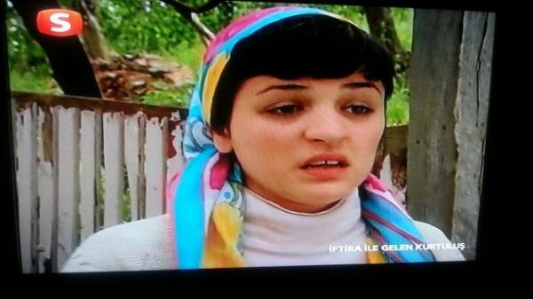 'ftirayla Gelen Kurtulu' isimli TV filminde oynayan ve o dnem yznde ve dilerinde hi estetik bulunmayan Vuslateri, hikayede bata evresine byk ktlk yapyor.