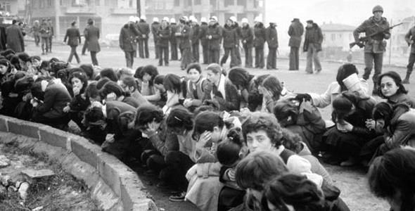 300 kii kukulu bir ekilde ld.