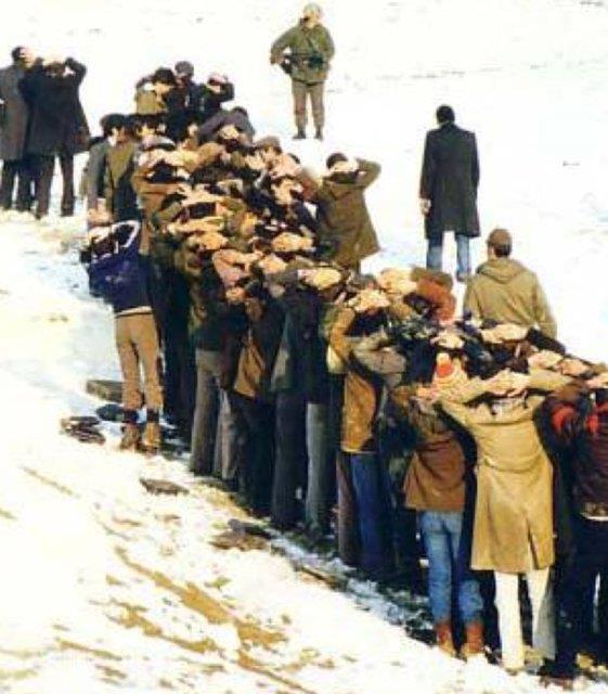 300 gazeteci saldrya urad.