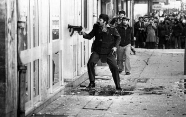 <p><b>Fotoraflarla 12 Eyll darbesi</b></p>  12 Eyll askeri mdahalesini gerekletiren komuta kademesinden dnemin Genelkurmay Bakan Kenan Evren ve dnemin Hava Kuvvetleri Komutan Tahsin ahinkaya, yarglandklar davada mebbet hapis cezasna arptrld. Kararn aklanmasnn ardndan gzler tekrar o gnlerde yaananlara evrildi.