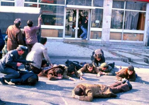 te 12 Eyll 1980 tarihinde gerekleen darbenin ncesi ve sonrasnda yaananlardan kareler.