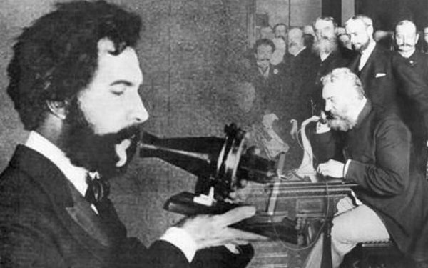 01/07/1881 Dnyann ilk uluslararas telefon konumas St. Stephen (New Brunswick) ve Calais (Maine) arasnda yapld.