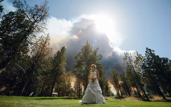 Kr dn konseptinde nikah masasna oturan ift yaknlarda kan orman yangn karsnda oke oldular.
