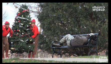 Evsiz bir adama noel aac ve yemek brakan bu adamlar