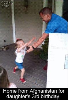 Doum gnnde hediye olarak gnderilen kutunun ierisinden kan babasn grnce sevinen bu kk sevimli kz