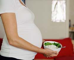 <p><b>Gebelikte oru tutulabilir mi? </b></p>      Ramazan orucunu tutmamak iin geerli mazeretlerden biri de gebelik veya ocuk emzirmektir. Gebe veya emzikli olan kadnlar, kendilerine yahut ocuklarna bir zarar gelmesinden korkmalar halinde oru tutmayabilirler.